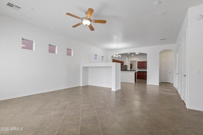Foto del edificio - 785 W Village Pkwy