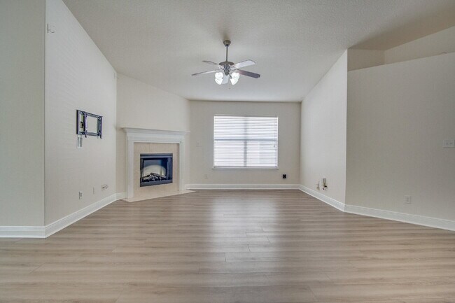 Foto del edificio - 3-Bedroom Home with Open Floor Plan, and Oversized Primary Suite