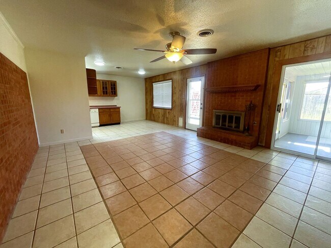 Building Photo - Spectacular Five Bedroom Home Close to LCU...
