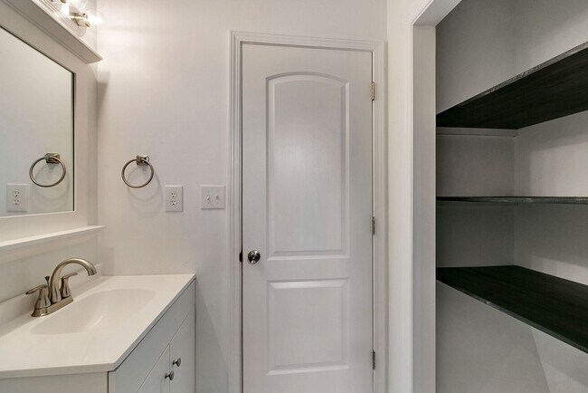 Foto del edificio - 729 Welsey Dr (FOR RENT)
