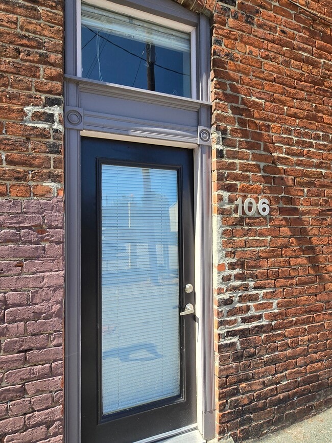 Building Photo - 302 Goshen St