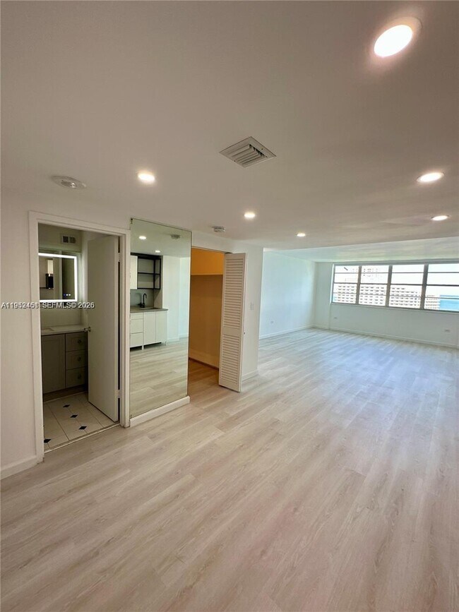 Building Photo - 801 Brickell Bay Dr