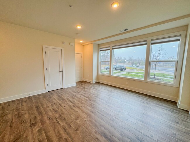 Building Photo - Modern 2 Bed 2.5 Bath Townhome with Den & ...