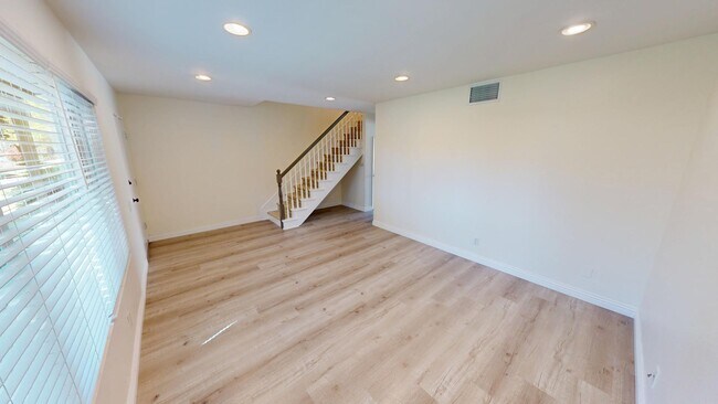 Building Photo - 588 Rio Grande Cir