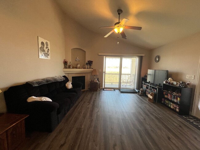 Building Photo - Great Condo Near Centerra