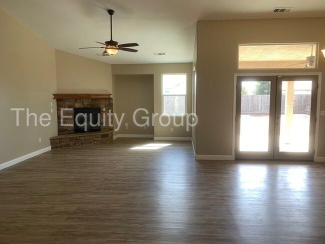 Building Photo - 2337 W Wren Ave