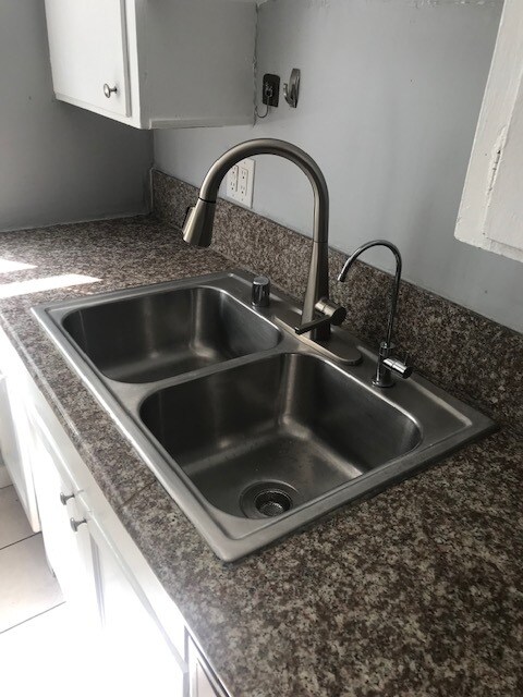 Cocina - 1415 S Point View St
