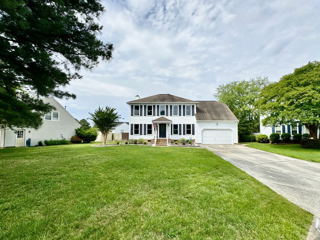 Foto principal - Ready 07-07-25!! Fantastic 4-Bedroom Home ...