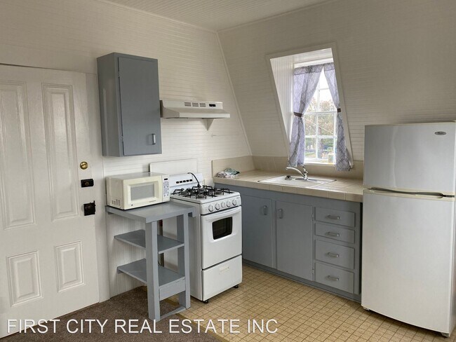Building Photo - 1 br, 1 bath House - 628 Pine Avenue  #4