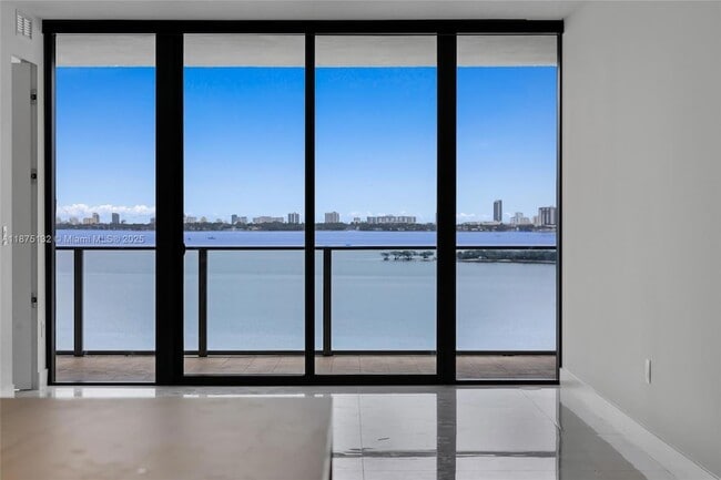 Foto del edificio - 700 NE 24th St