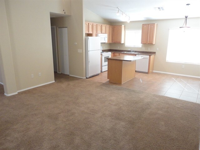 Foto del edificio - 7808 S Baja Stone Avenue