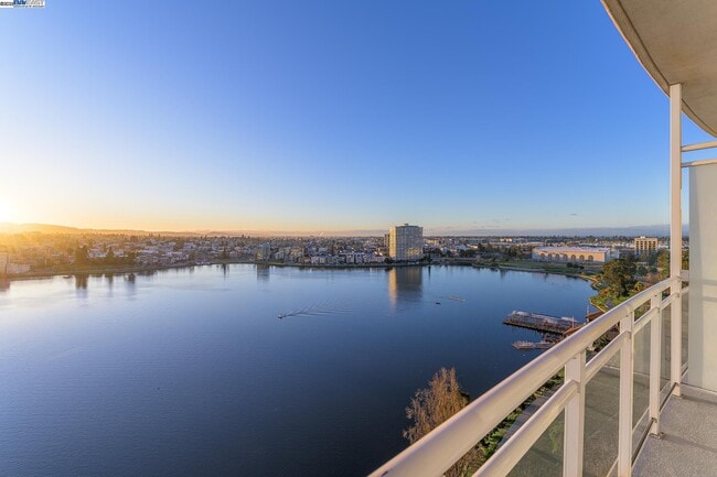 Foto del edificio - 1 Lakeside Dr