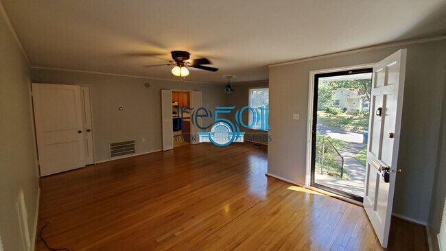 Building Photo - Coming Soon! Heights bungalow in GREAT school district awaits you