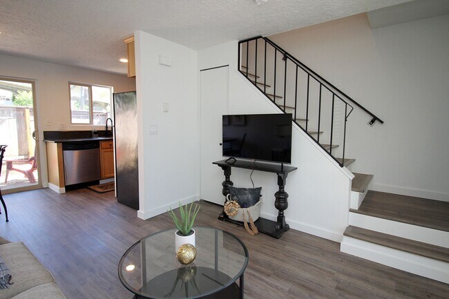 Foto del edificio - Super Charming FULLY FURNISHED 1 Bedroom Multnomah Village Condo