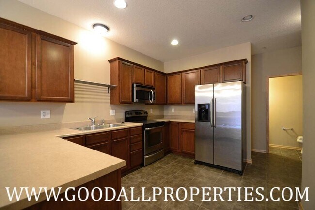 Building Photo - 3 Bedroom, 2.5 Bath Town Home in West Des ...