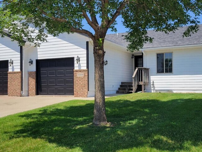 Foto del edificio - 3 BD, 2 BA AMENITY FILLED TOWNHOME WITH AT...