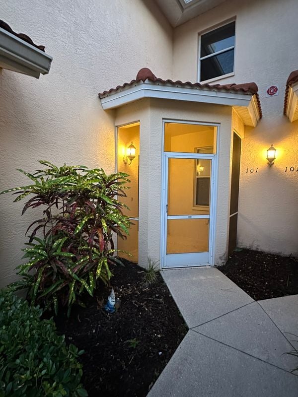 Building Photo - 360 Robin Hood Cir
