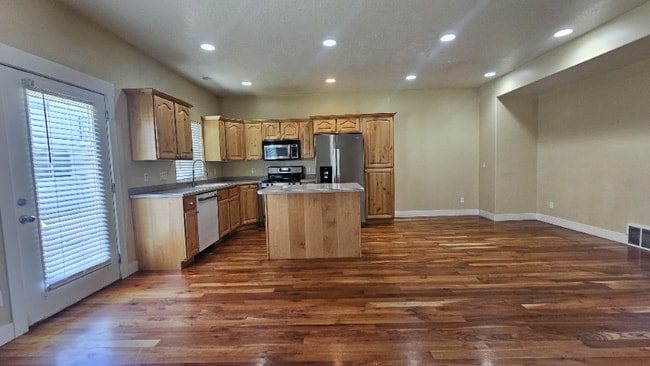 Foto del edificio - 2718 N Elm Dr