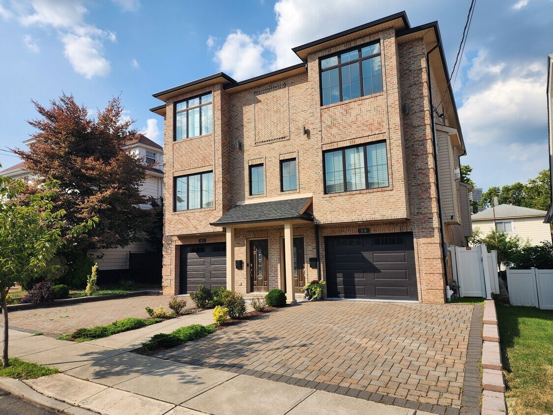 Primary Photo - Luxury townhouse on quiet street in Cliffs...