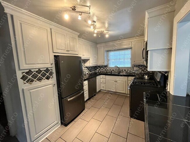 Building Photo - 830 Colonial Cir