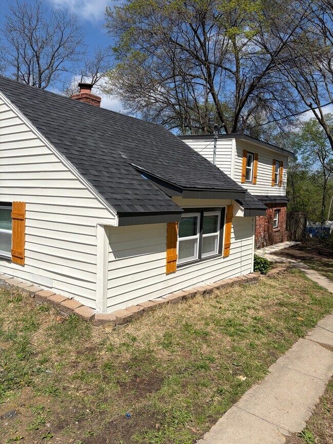 Foto del edificio - 7838 James A Reed Rd