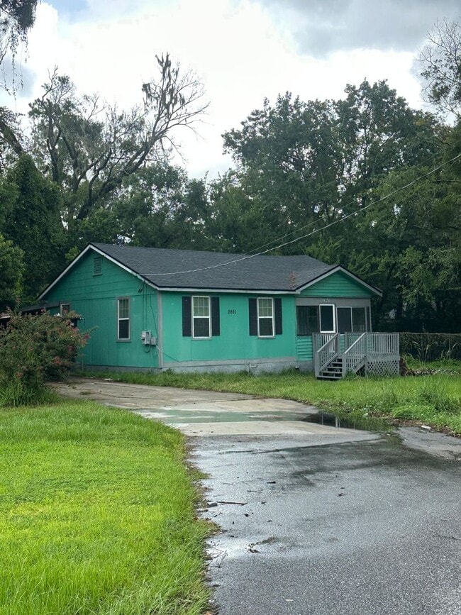 Building Photo - Fully Renovated 3/1.5 Available for Immedi...