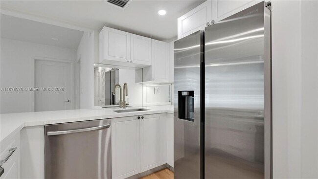 Building Photo - 555 NE 34th St