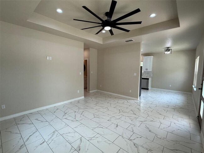 Building Photo - 811 5th