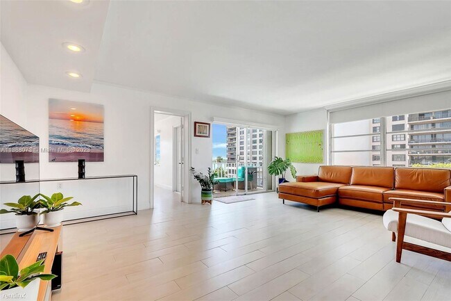 Building Photo - 2 br, 2 bath Condo - 1750 NE 115th St Apt 502