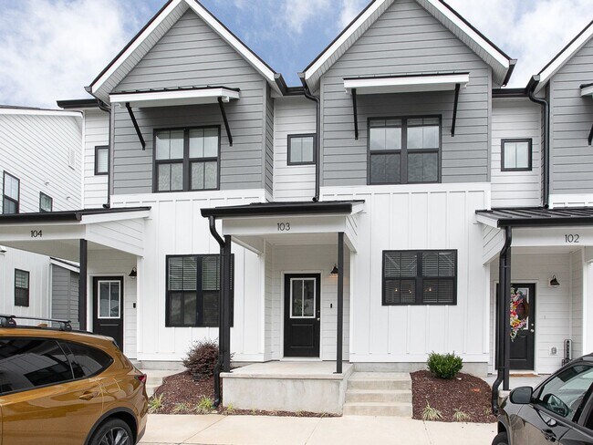 Foto del edificio - Available 7/10/25 - Lovely 3-Story Townhom...