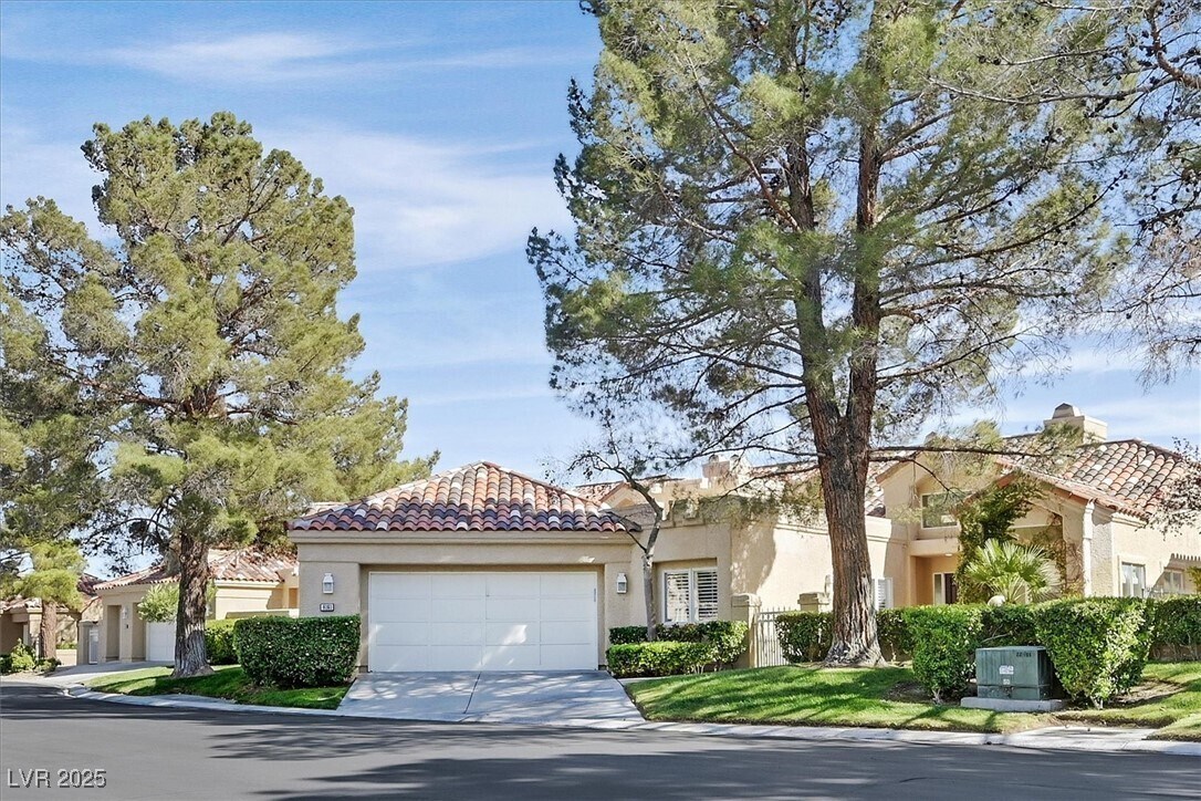 Foto principal - 8161 Round Hills Cir