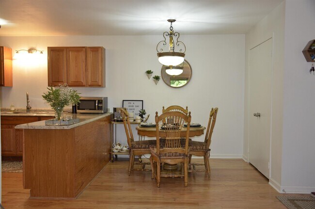 Foto del edificio - 815 Ashlawn Pl