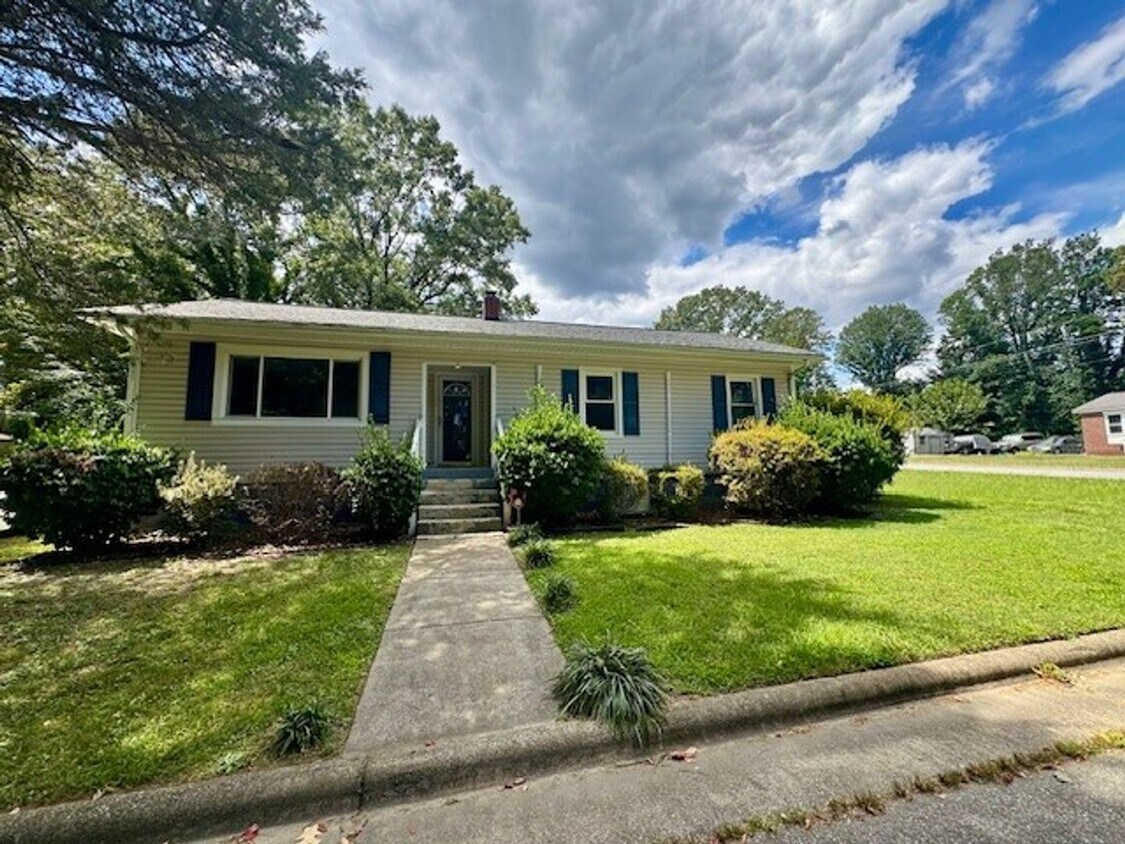 Foto principal - Adorable 3 Bedroom 1 Bathroom Home in Gree...