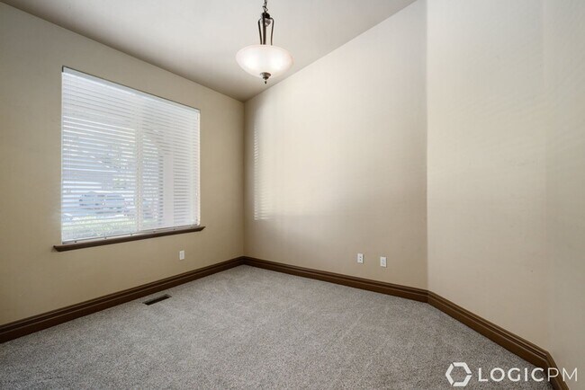 Building Photo - Gorgeous Home in Amazing Location!