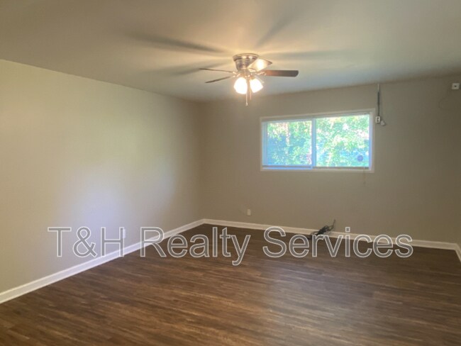 Building Photo - 3920 N Mitthoefer Rd