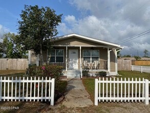 Building Photo - 902 Arkansas Ave