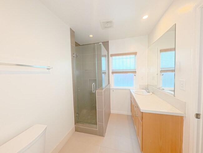 Foto del edificio - 442 Kelton Ave