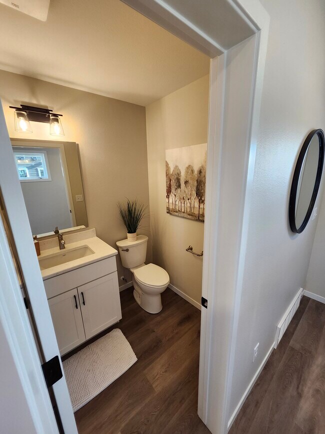 Medio baño junto al pasillo de la entrada principal. - 5310 Welder Ave