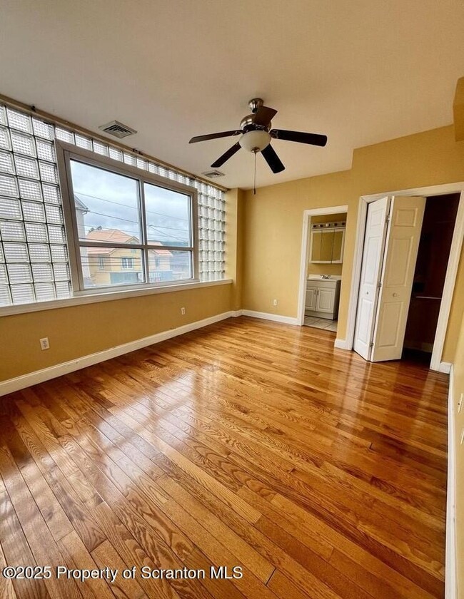 Foto del edificio - 512 S Main St