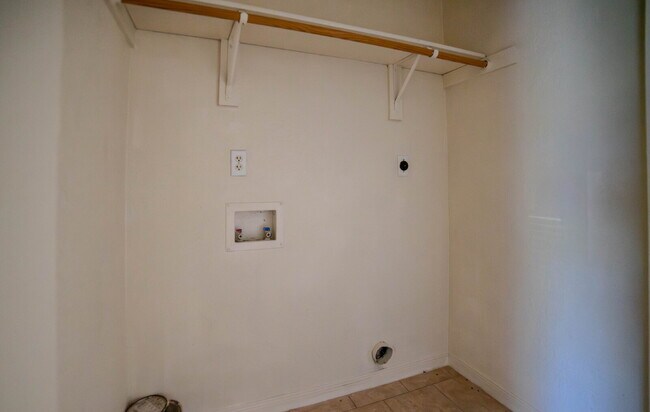 Building Photo - Spacious 2-Bedroom Apartment – Prime Location Near Shopping & Fort Hood