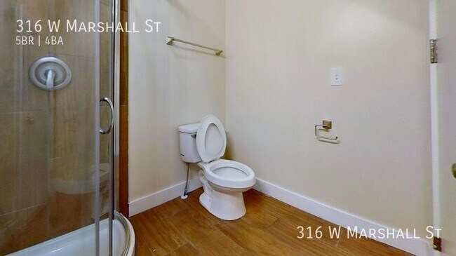 Building Photo - Large Updated 5 bed /4 bath Available Augu...