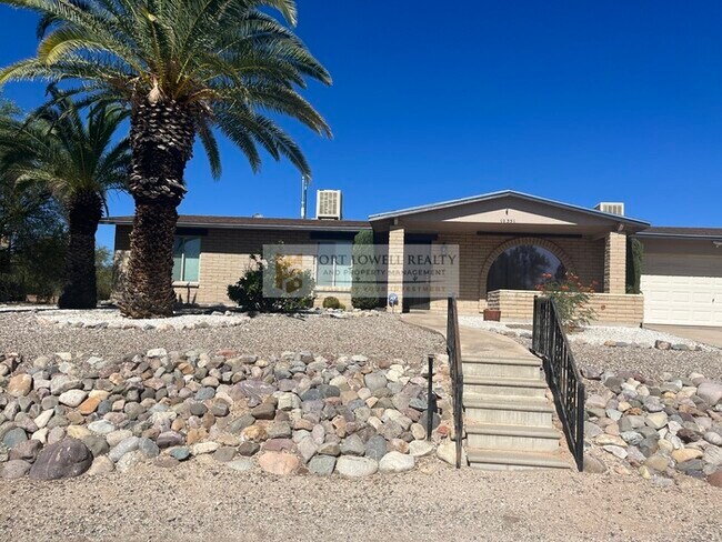 Building Photo - 3 bed 2 bath with Pool