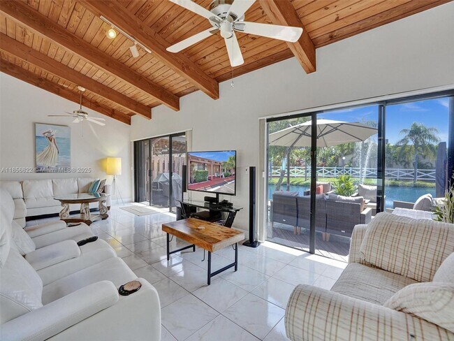 Building Photo - 2667 Parkview Dr S