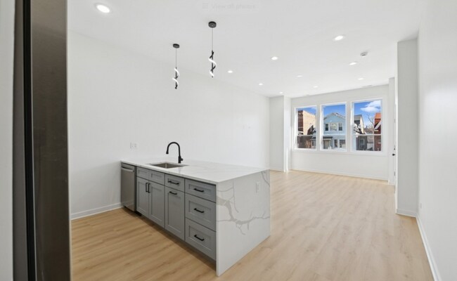 Building Photo - Modern and Luxurious 3b/2b Apartment in Humboldt Park