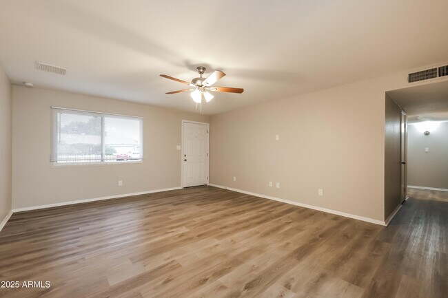 Foto del edificio - 15248 N 36th St