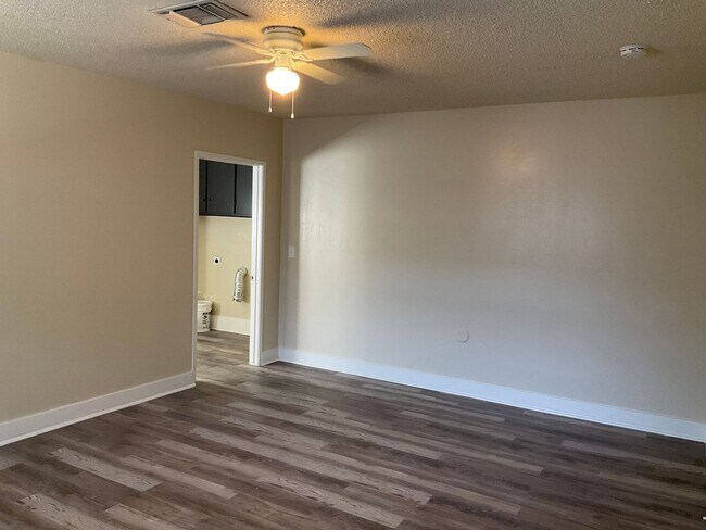 Foto del edificio - APPLY NOW!!!!