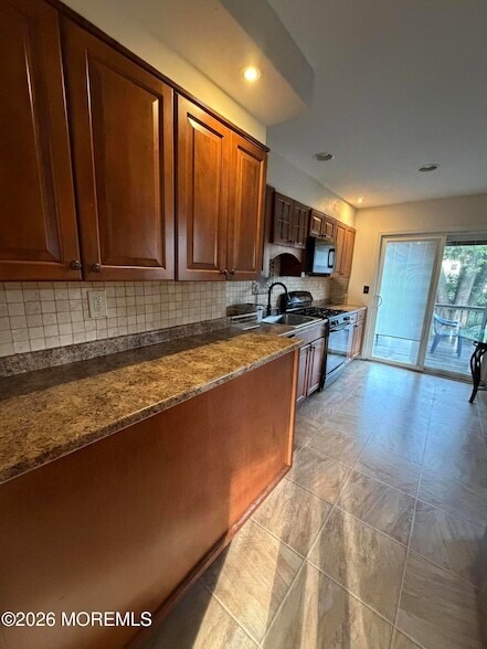 Building Photo - 6 Roslyn Dr