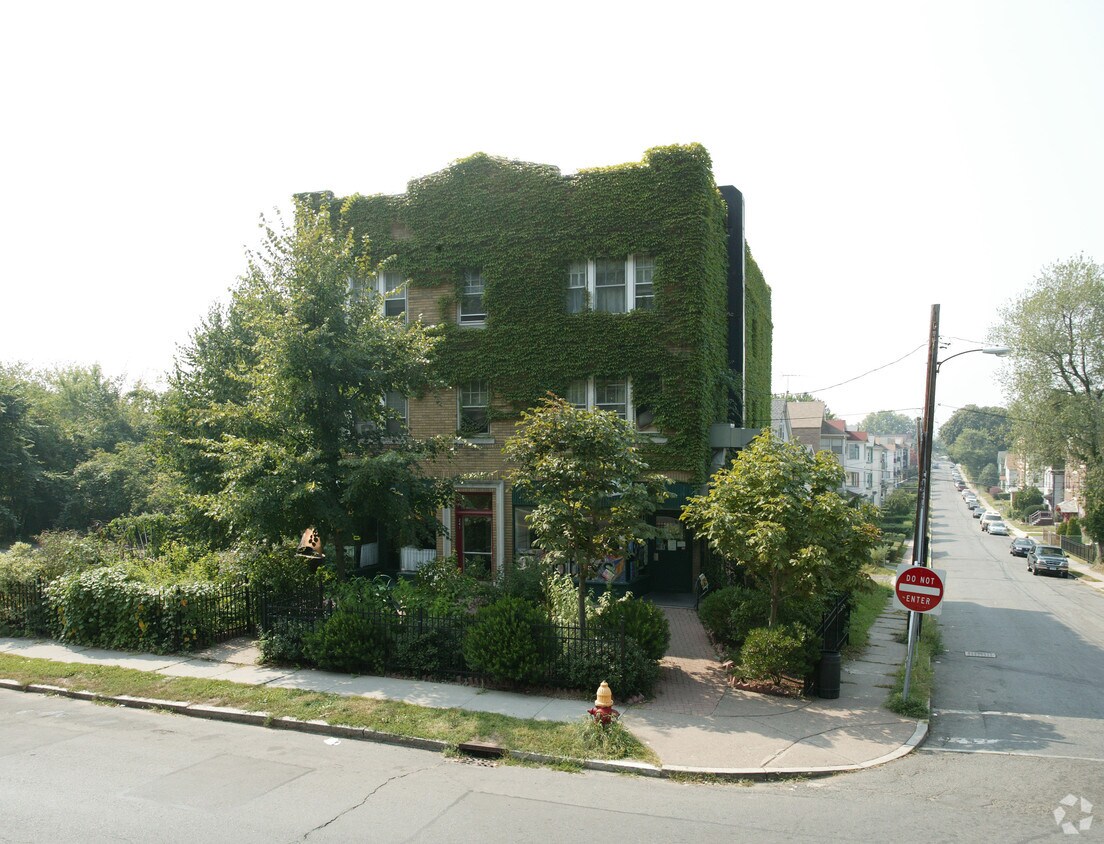 241243 Zion St, Hartford, CT 06106 Apartments in Hartford, CT