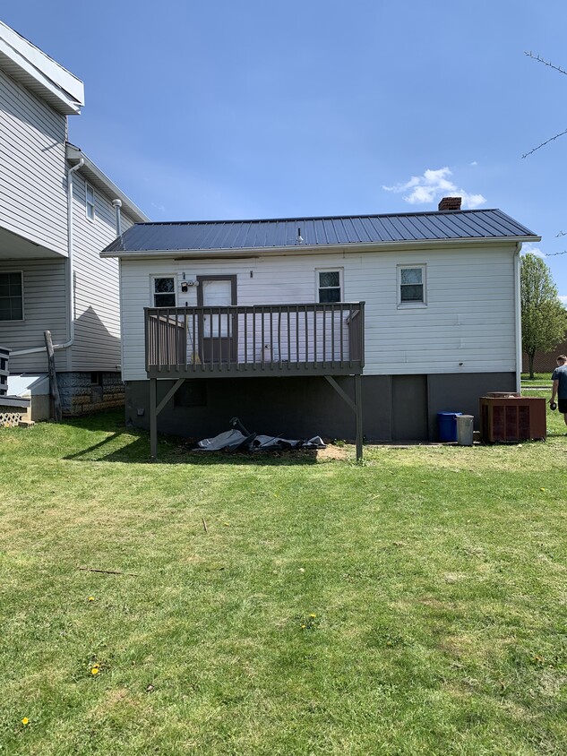 Building Photo - 92 Feathers Ave