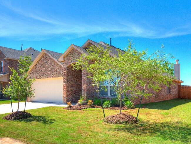 Foto del edificio - 4 Bedrooms/2 Baths in Falling Springs Addition - Deer Creek Schools - Community Pool